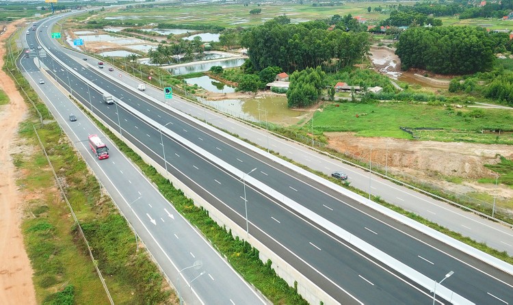 Đề xuất cơ chế, chính sách gỡ khó đầu tư công trình giao thông Chính phủ đề xuất một số chính sách nhằm huy động tối đa nguồn lực cho đầu tư xây dựng, góp phần thực hiện đột phá chiến lược về hạ tầng, nhất là hạ tầng giao thông. Ảnh: Lê Tiên
