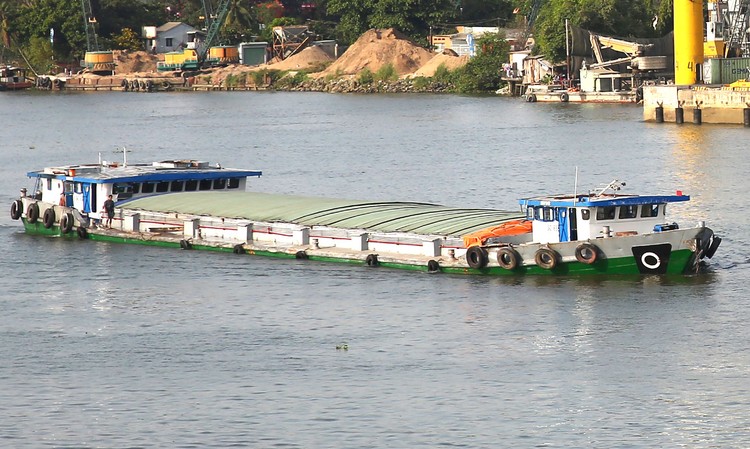 Gói thầu vận chuyển clinker 197 tỷ tại Vicem Hạ Long: Cơ hội lớn cho Vận tải biển Hoàng Long Công ty CP Đại lý vận tải biển Hoàng Long là nhà thầu duy nhất đạt đánh giá kỹ thuật tại Gói thầu Dịch vụ vận chuyển clinker vào Công ty TNHH MTV Xi măng Hạ Long. Ảnh minh họa: Nhã Chi