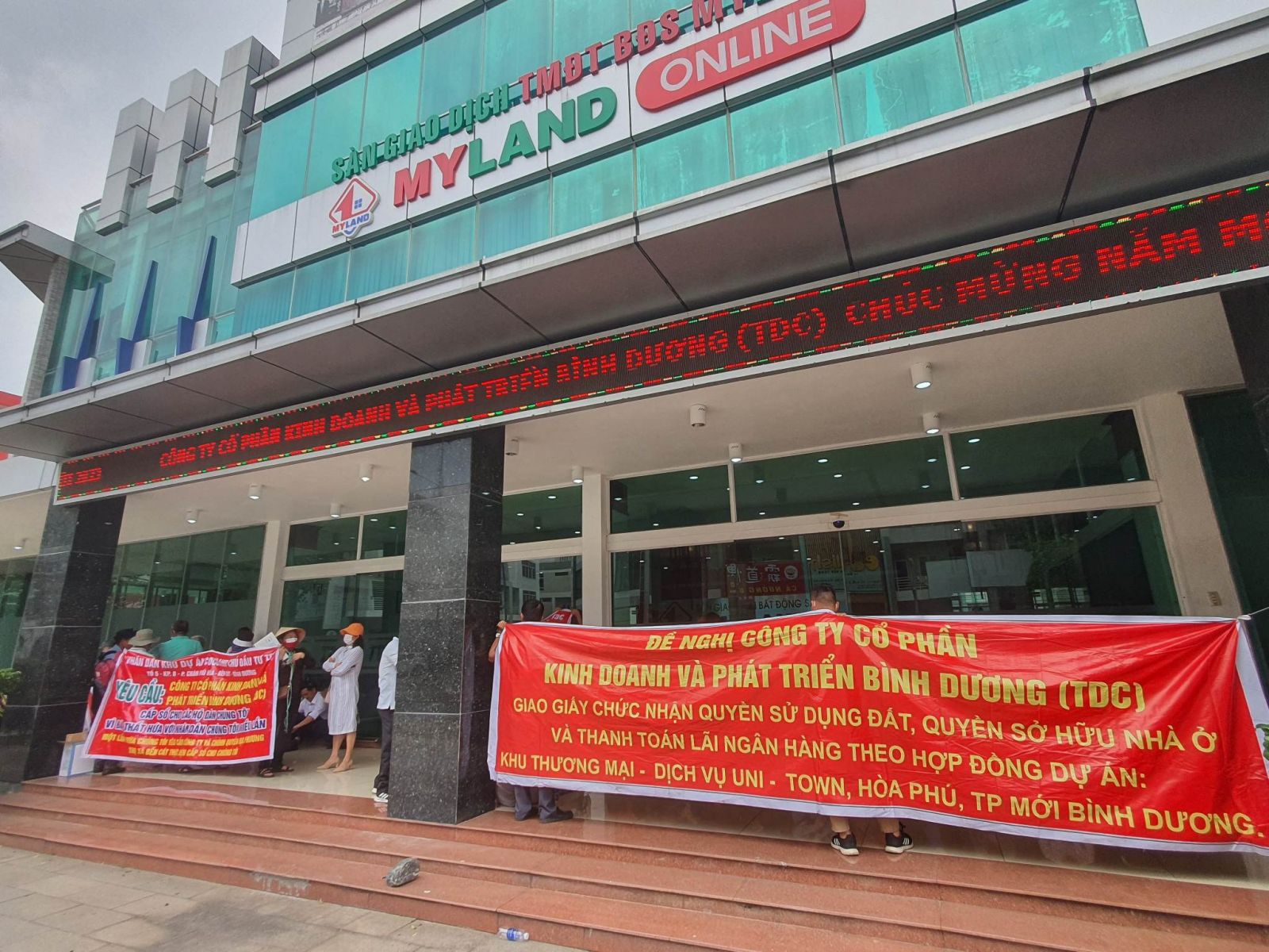 Bình Dương: Khách hàng căng băng rôn đòi công ty con của Becamex giao sổ đỏ