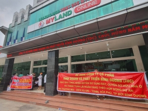 Bình Dương: Khách hàng căng băng rôn đòi công ty con của Becamex giao sổ đỏ