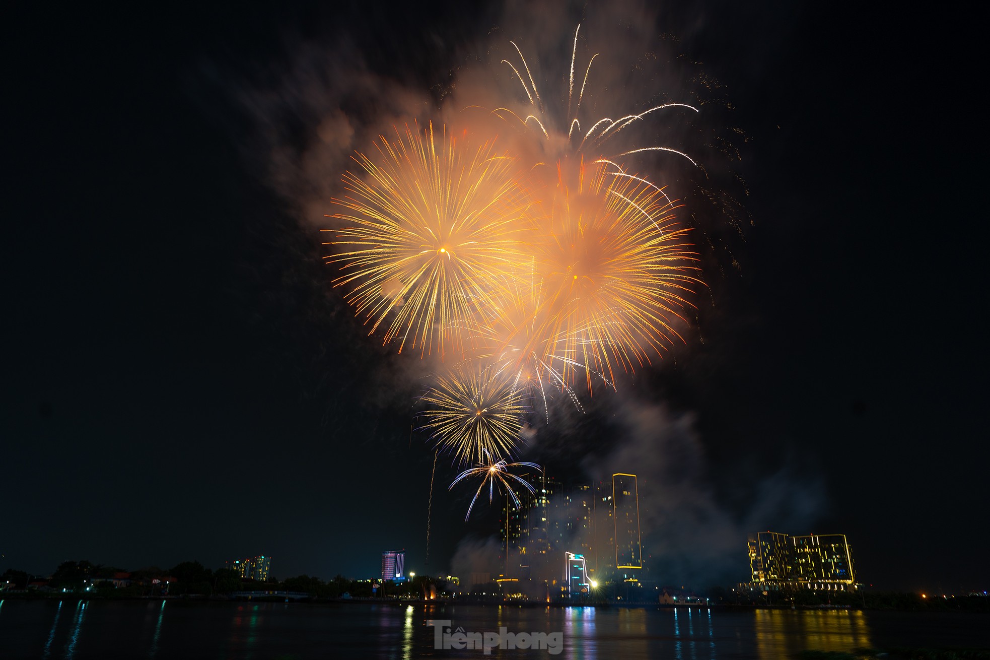 Rực rỡ 'đại tiệc' pháo hoa mừng ngày đất nước thống nhất Rực rỡ 'đại tiệc' pháo hoa mừng ngày đất nước thống nhất ảnh 10