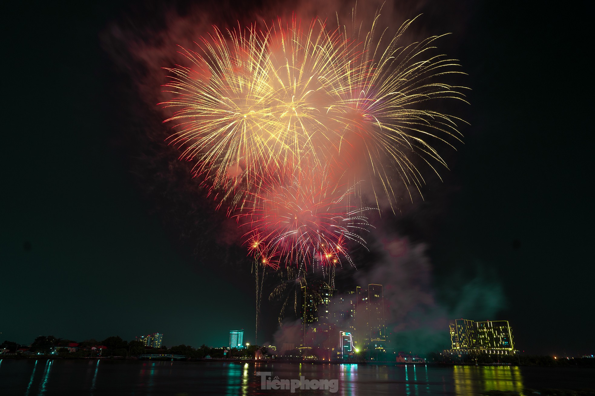 Rực rỡ 'đại tiệc' pháo hoa mừng ngày đất nước thống nhất Rực rỡ 'đại tiệc' pháo hoa mừng ngày đất nước thống nhất ảnh 8