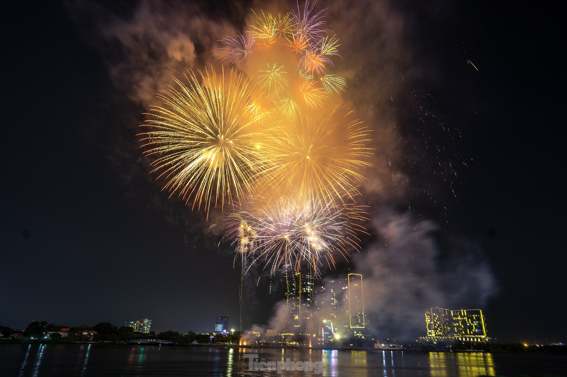 Rực rỡ 'đại tiệc' pháo hoa mừng ngày đất nước thống nhất Rực rỡ 'đại tiệc' pháo hoa mừng ngày đất nước thống nhất ảnh 16