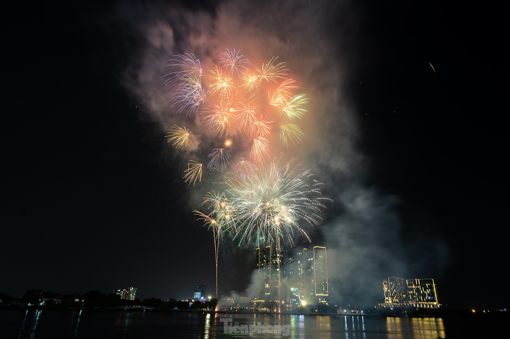 Rực rỡ 'đại tiệc' pháo hoa mừng ngày đất nước thống nhất Rực rỡ 'đại tiệc' pháo hoa mừng ngày đất nước thống nhất ảnh 12