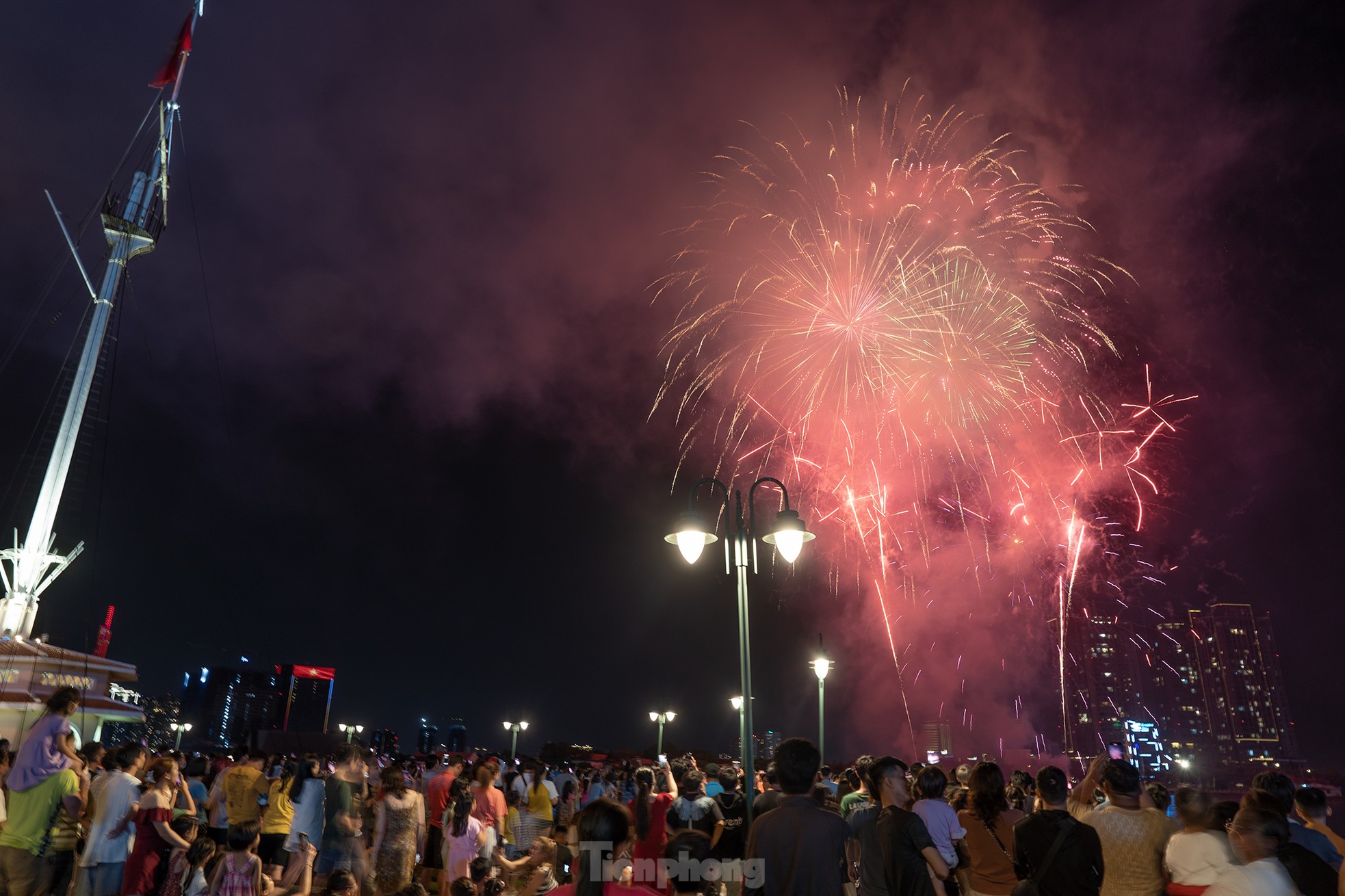Rực rỡ 'đại tiệc' pháo hoa mừng ngày đất nước thống nhất Rực rỡ 'đại tiệc' pháo hoa mừng ngày đất nước thống nhất ảnh 9