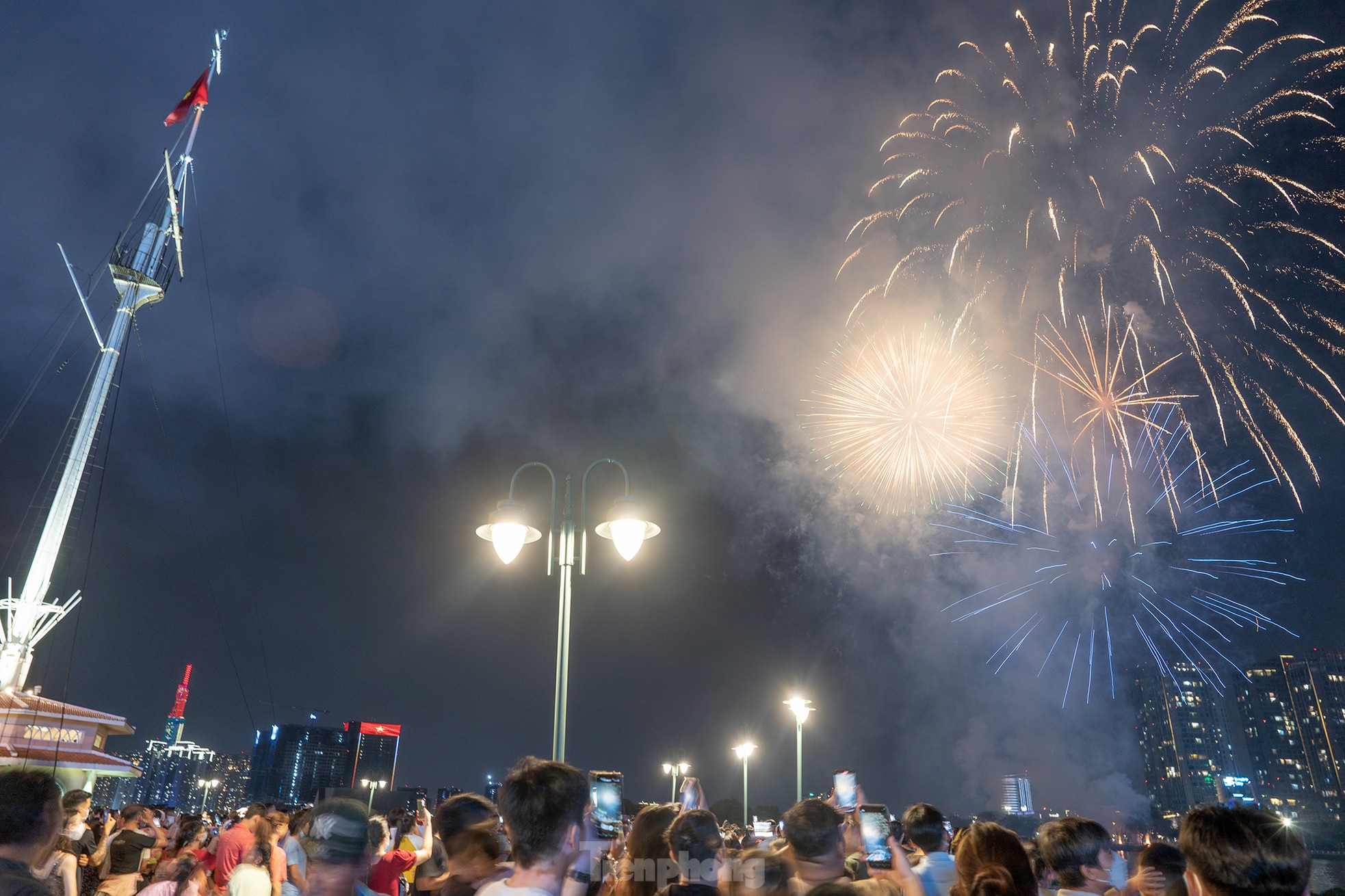 Rực rỡ 'đại tiệc' pháo hoa mừng ngày đất nước thống nhất Rực rỡ 'đại tiệc' pháo hoa mừng ngày đất nước thống nhất ảnh 11