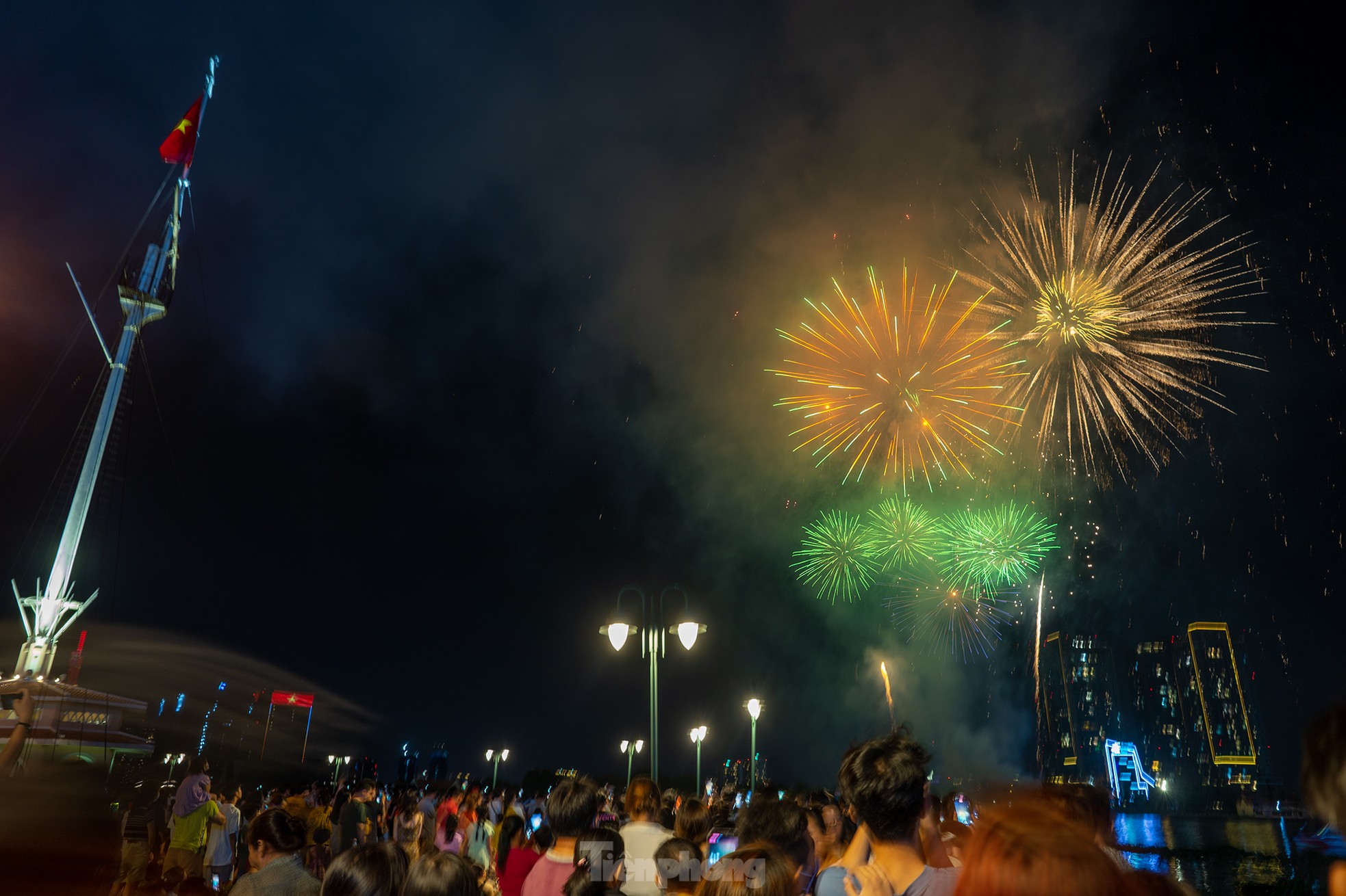 Rực rỡ 'đại tiệc' pháo hoa mừng ngày đất nước thống nhất Rực rỡ 'đại tiệc' pháo hoa mừng ngày đất nước thống nhất ảnh 15