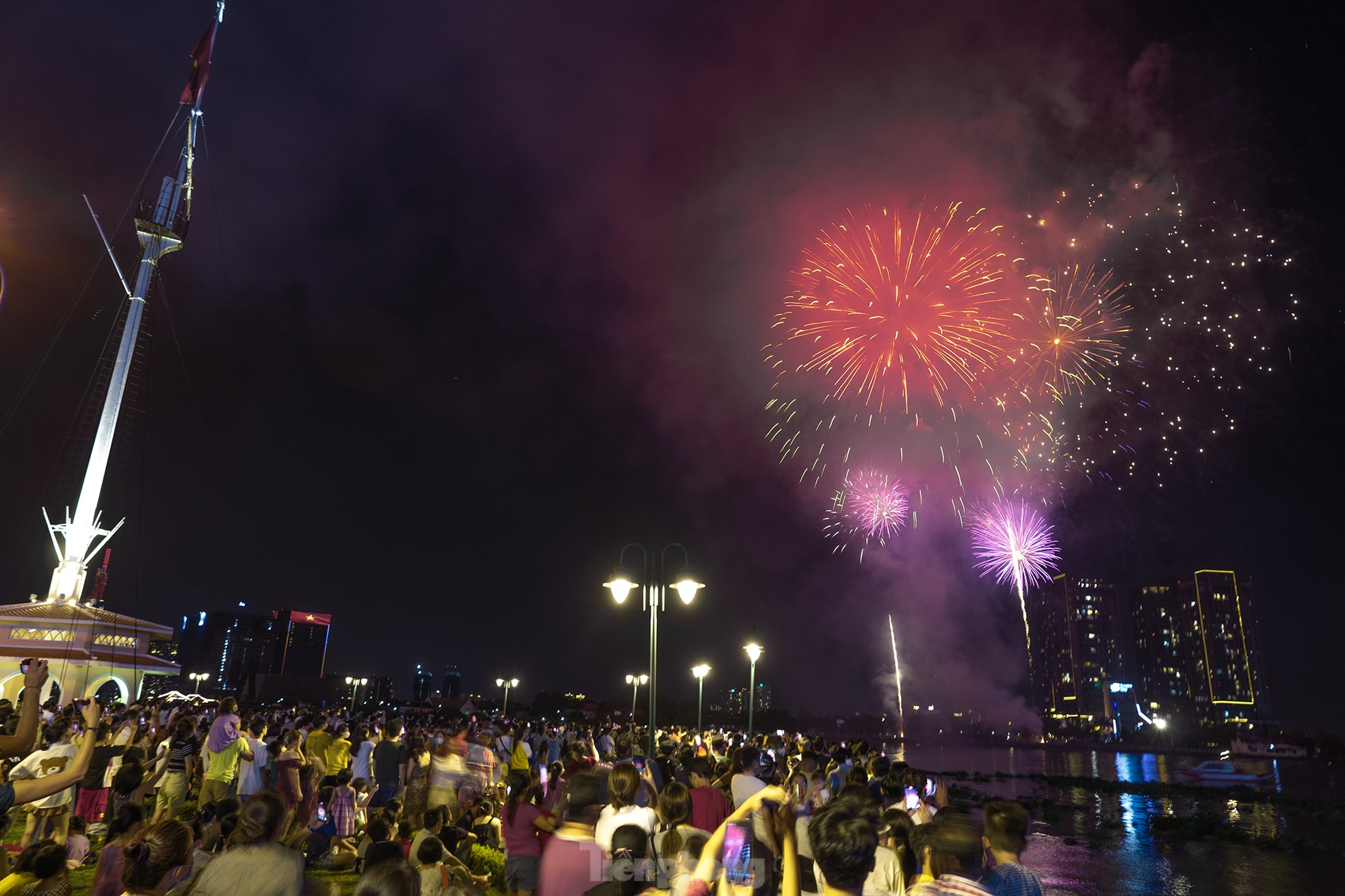 Rực rỡ 'đại tiệc' pháo hoa mừng ngày đất nước thống nhất Rực rỡ 'đại tiệc' pháo hoa mừng ngày đất nước thống nhất ảnh 14