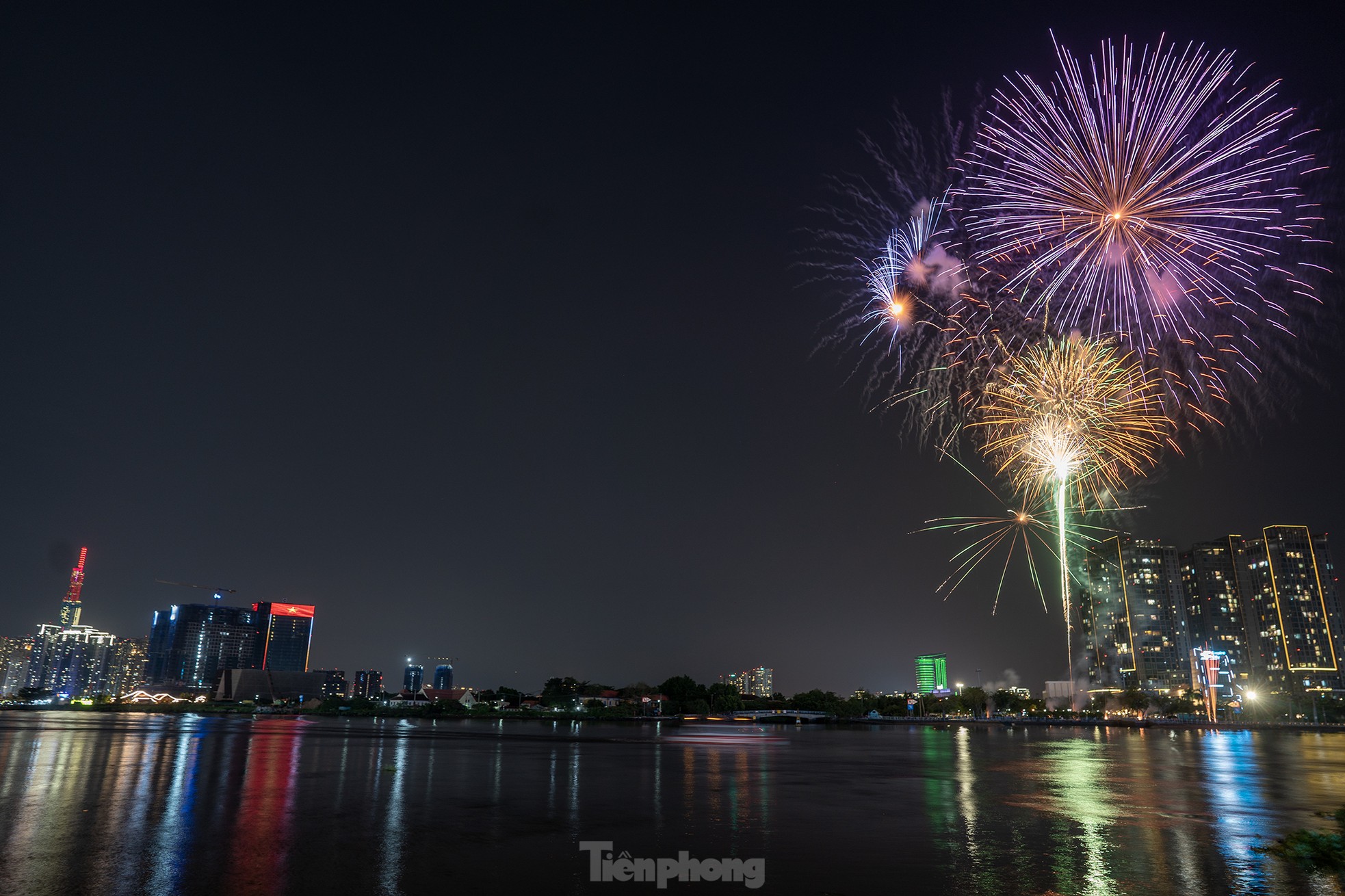 Rực rỡ 'đại tiệc' pháo hoa mừng ngày đất nước thống nhất Rực rỡ 'đại tiệc' pháo hoa mừng ngày đất nước thống nhất ảnh 2