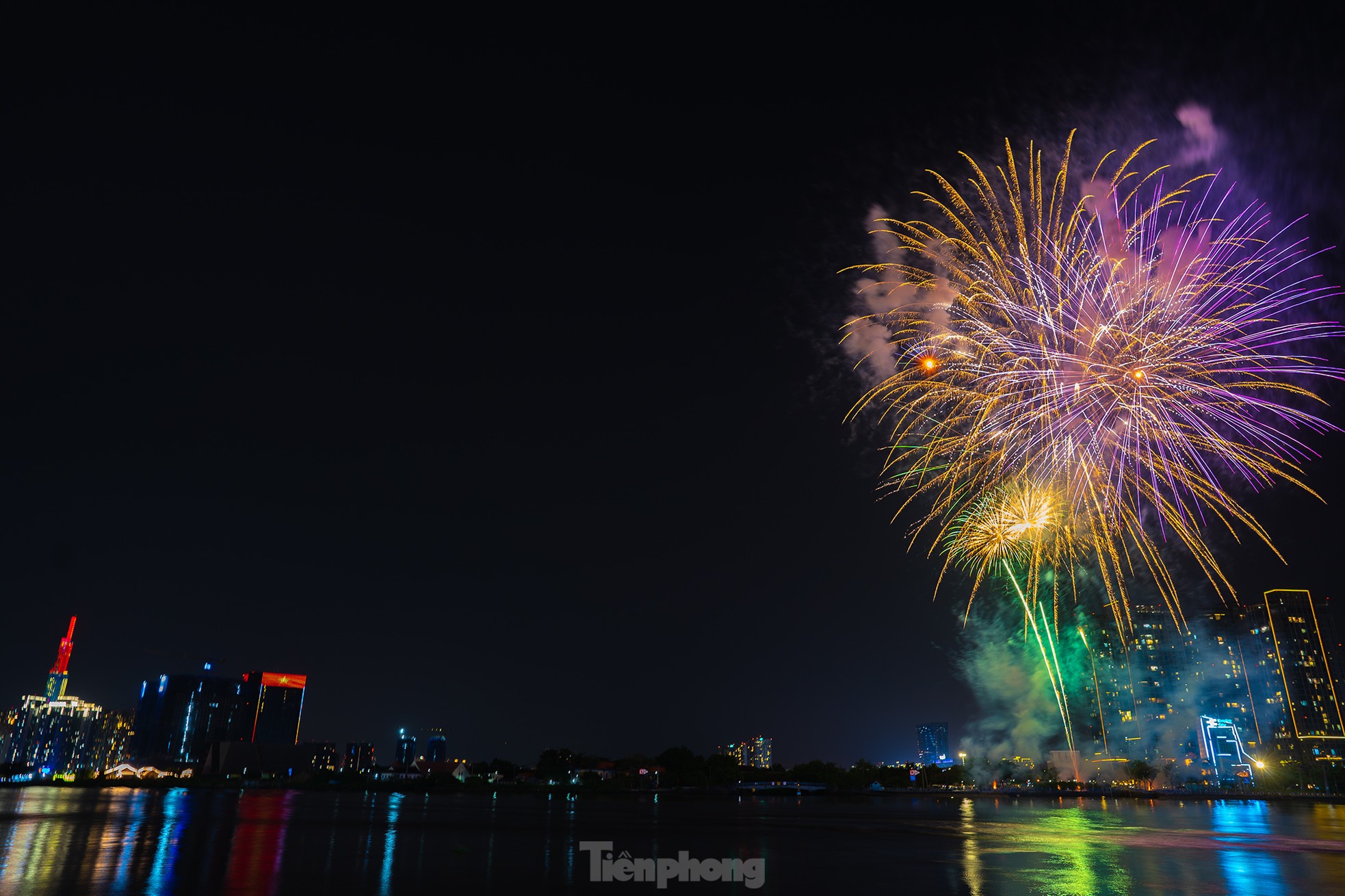 Rực rỡ 'đại tiệc' pháo hoa mừng ngày đất nước thống nhất Rực rỡ 'đại tiệc' pháo hoa mừng ngày đất nước thống nhất ảnh 5