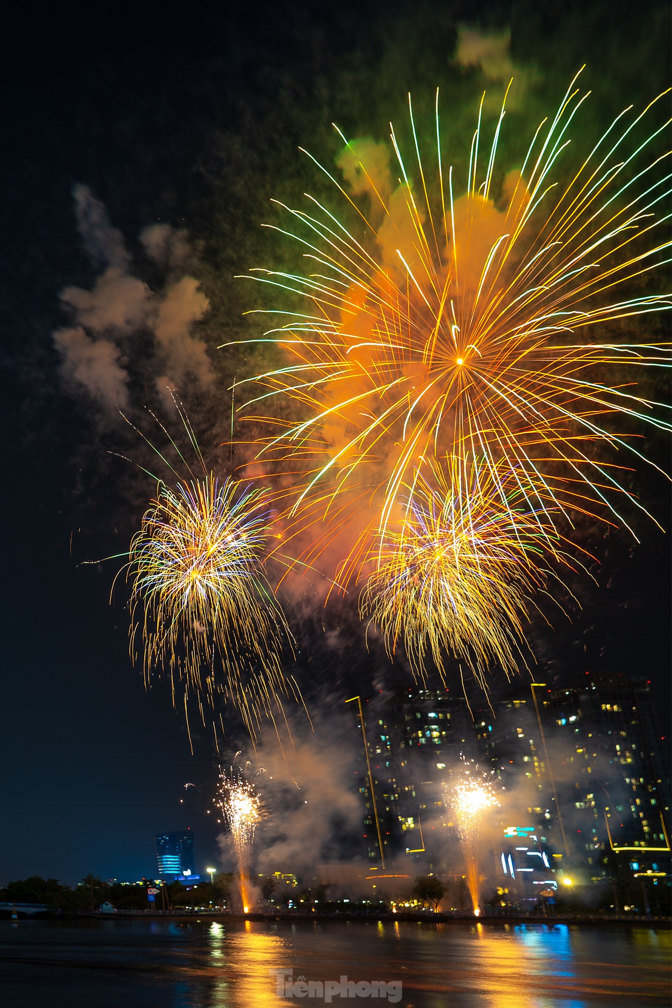 Rực rỡ 'đại tiệc' pháo hoa mừng ngày đất nước thống nhất Rực rỡ 'đại tiệc' pháo hoa mừng ngày đất nước thống nhất ảnh 3