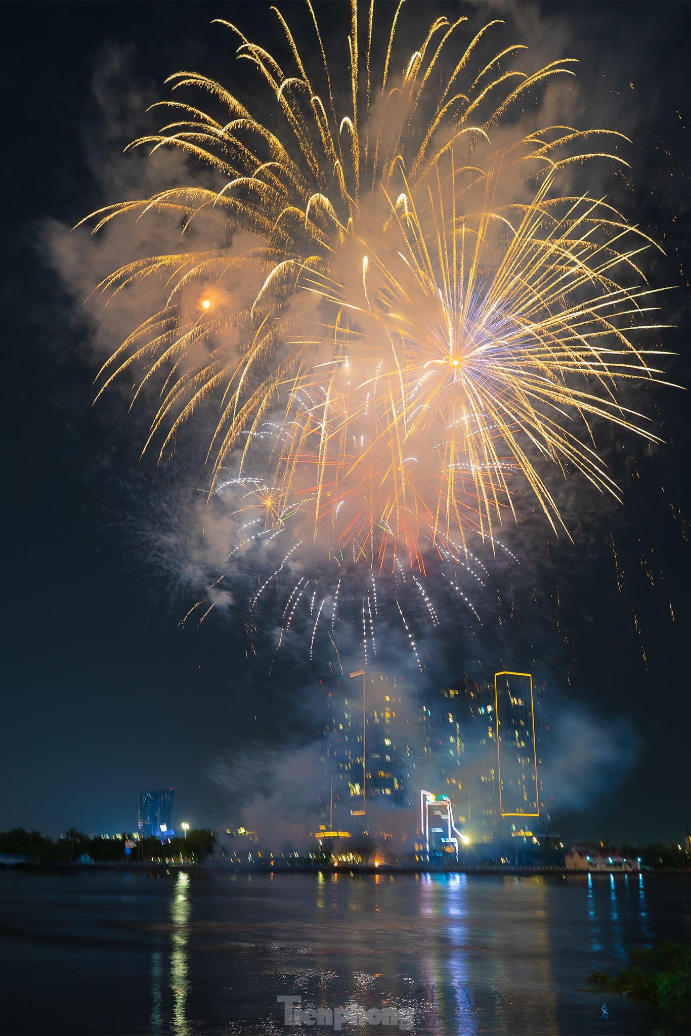 Rực rỡ 'đại tiệc' pháo hoa mừng ngày đất nước thống nhất Rực rỡ 'đại tiệc' pháo hoa mừng ngày đất nước thống nhất ảnh 6