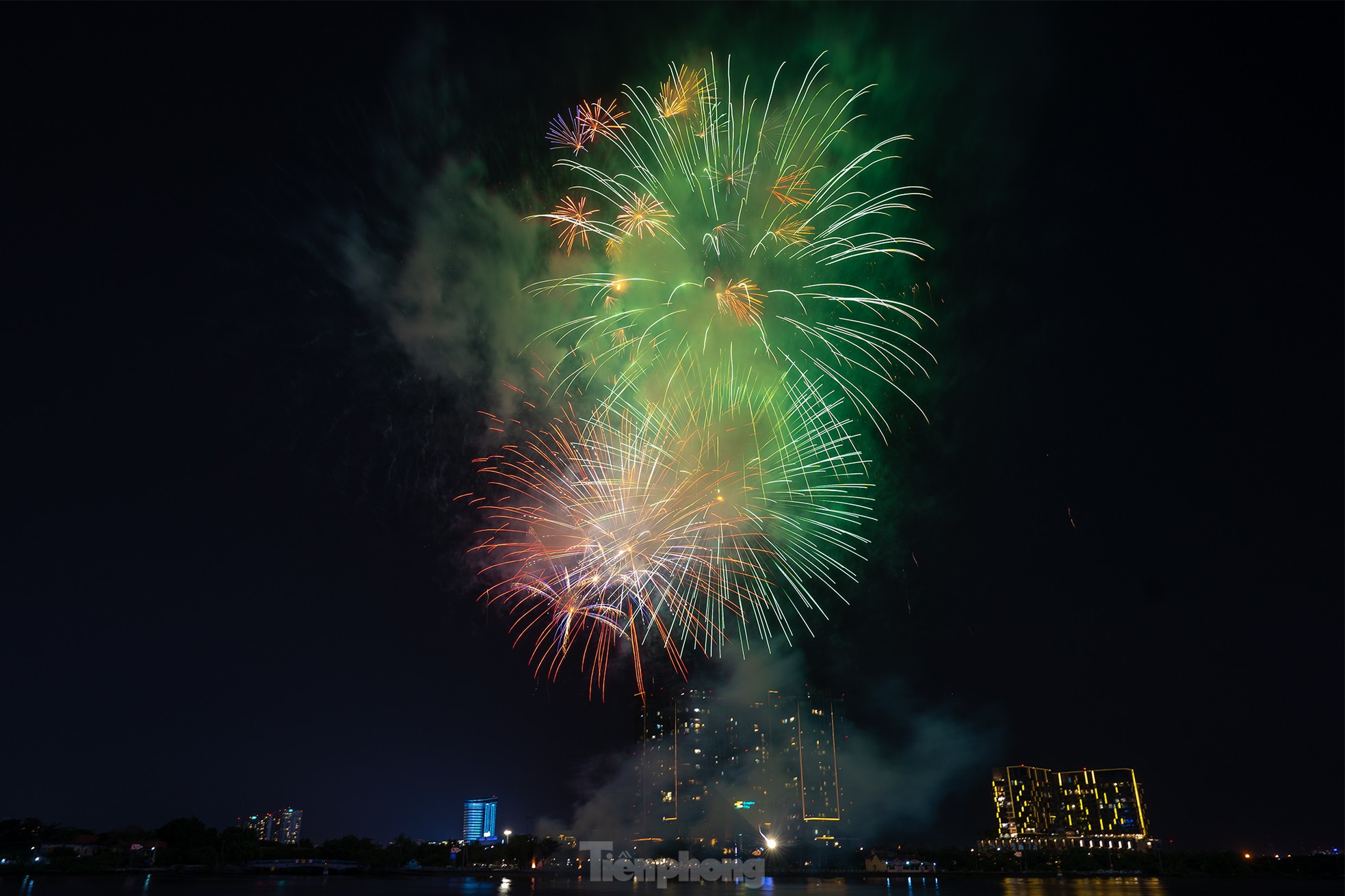 Rực rỡ 'đại tiệc' pháo hoa mừng ngày đất nước thống nhất Rực rỡ 'đại tiệc' pháo hoa mừng ngày đất nước thống nhất ảnh 4