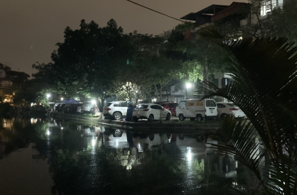 Cần sớm xử lý sai phạm của bãi xe quanh hồ Bảy Gian