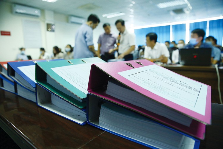 Giả mạo bằng cấp nhân sự, trách nhiệm thuộc về ai? Việc sử dụng bằng cấp giả mạo chứng minh năng lực của nhân sự chủ chốt xảy ra tại không ít gói thầu xây lắp trong thời gian qua. Ảnh minh họa: Nhã Chi