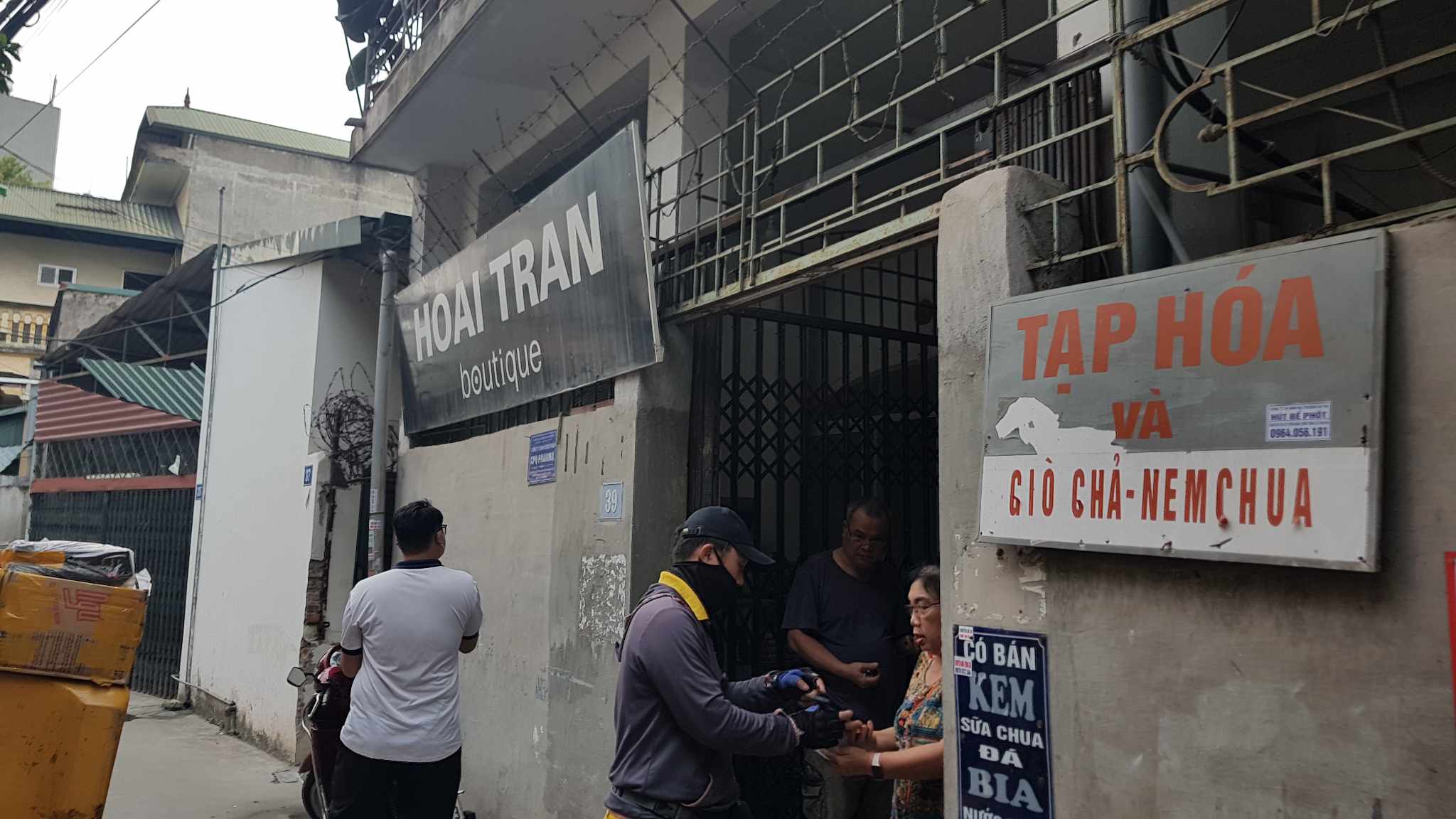 Vaseline Vitamin E - Lọ 50g kém chất lượng bị thu hồi tại Nhà thuốc Long Châu: Nhà sản xuất và phân phối "biến mất"? Vaseline Vitamin E - Lọ 50g kém chất lượng bị thu hồi tại Nhà thuốc Long Châu: Nhà sản xuất và phân phối "biến mất"?