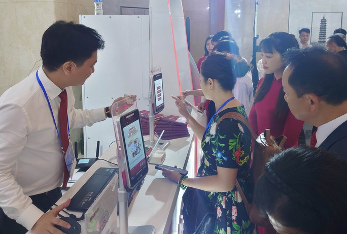 Dùng căn cước công dân gắn chip tự mở tài khoản tại Ngày Chuyển đổi số ngành ngân hàng - Ảnh 1. Dùng căn cước công dân gắn chip tự mở tài khoản tại Ngày Chuyển đổi số ngành ngân hàng - Ảnh 1.