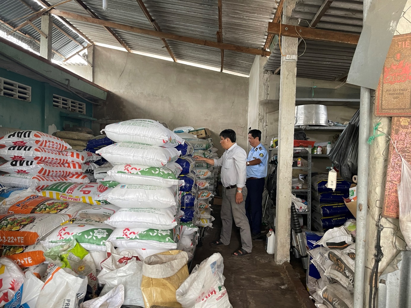 Tiền Giang: Phát hiện cơ sở kinh doanh 18 tấn phân bón vi phạm nhãn mác hàng hóa