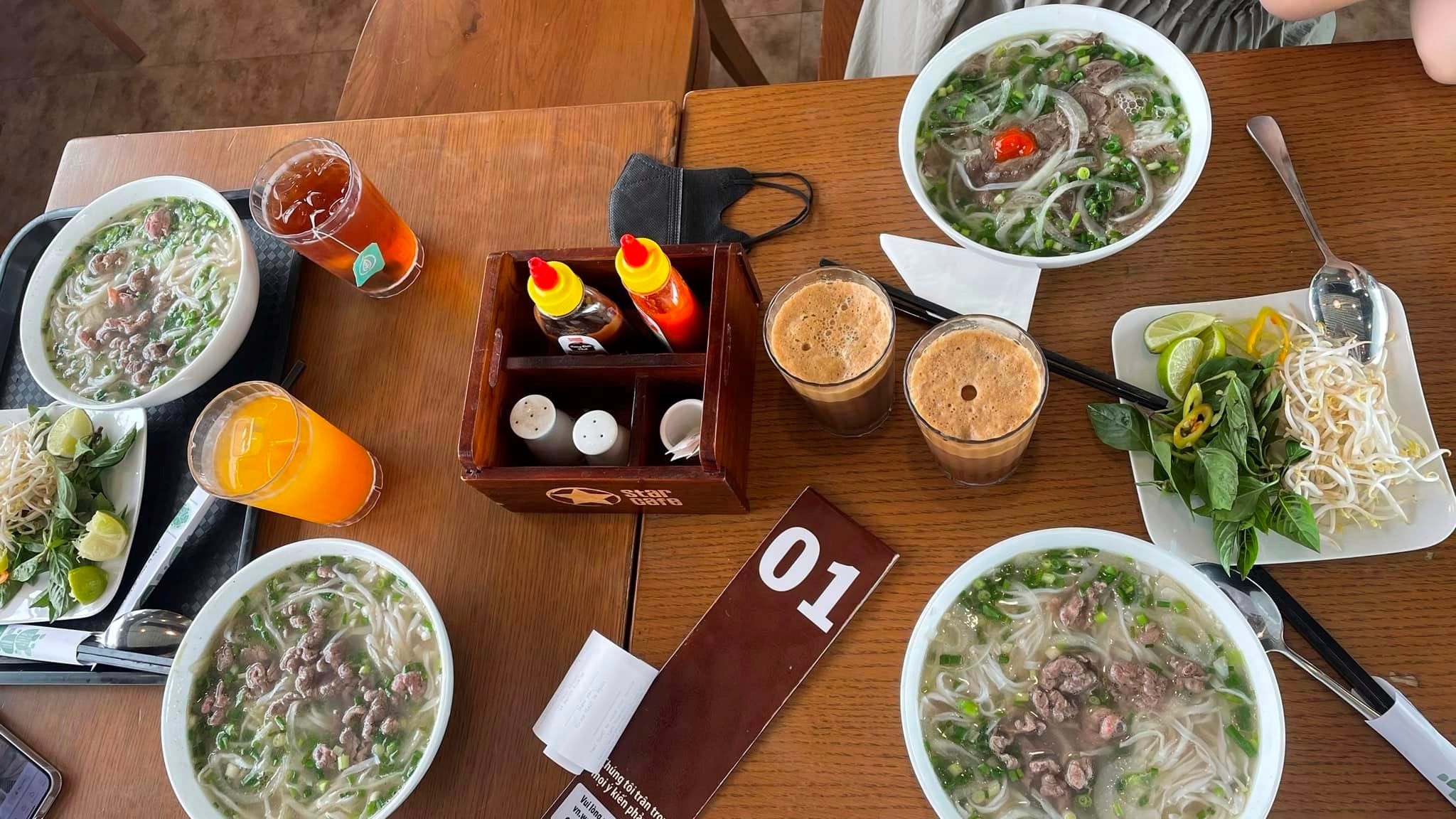 Cốc trà đá hơn 100.000 đồng, bát phở hơn 200.000 đồng tại sân bay lại gây tranh cãi Cốc trà đá hơn 100.000 đồng, bát phở hơn 200.000 đồng tại sân bay lại gây tranh cãi