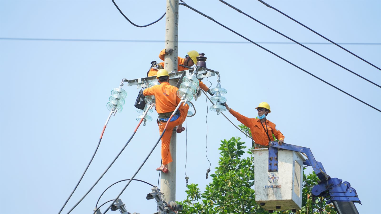 EVNCPC kêu gọi chung tay tiết kiệm điện trong mùa nắng nóng - Ảnh 1.
