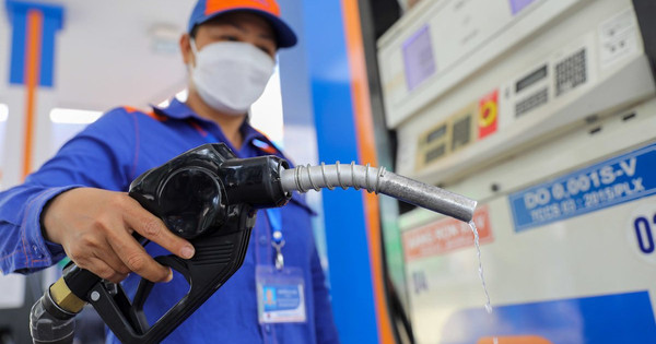 Giá xăng tăng, RON 95 vượt mốc 22.000 đồng/lít Giá xăng tăng, RON 95 vượt mốc 22.000 đồng/lít