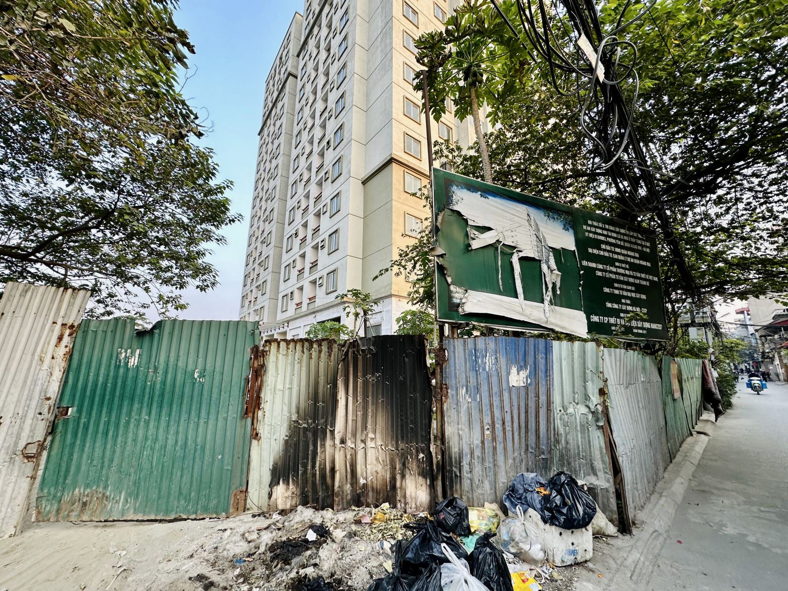 Hà Nội đang có hàng nghìn căn hộ tái định cư bỏ hoang, ai chịu trách nhiệm? Hà Nội đang có hàng nghìn căn hộ tái định cư bỏ hoang, ai chịu trách nhiệm?