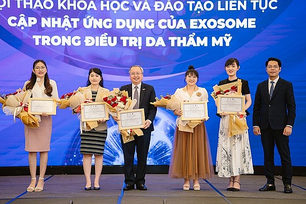 CEO Trần Đình Thăng của Zacy Aesthetics chụp ảnh cùng các bác sĩ tham gia báo cáo tại hội nghị.http//suckhoeviet.org.vn CEO Trần Đình Thăng của Zacy Aesthetics chụp ảnh cùng các bác sĩ tham gia báo cáo tại hội nghị.http//suckhoeviet.org.vn