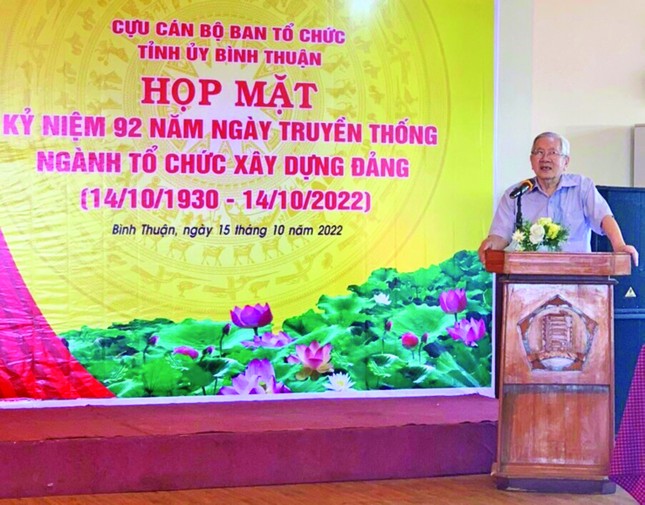 Người 'vạch lá tìm sâu' Người 'vạch lá tìm sâu' ảnh 2