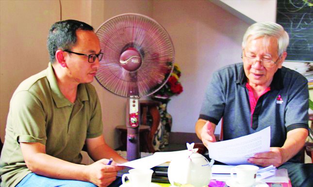 Người 'vạch lá tìm sâu' Người 'vạch lá tìm sâu' ảnh 3