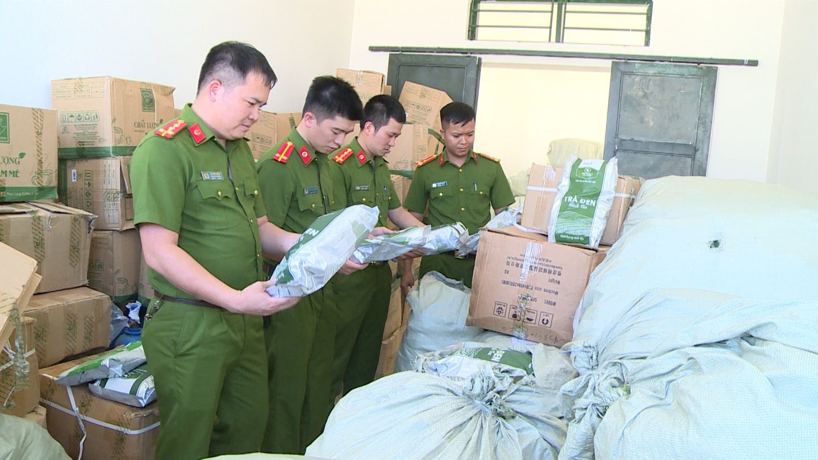 Hàng tấn nguyên liệu giả làm trà sữa bị phát hiện - Ảnh 1.