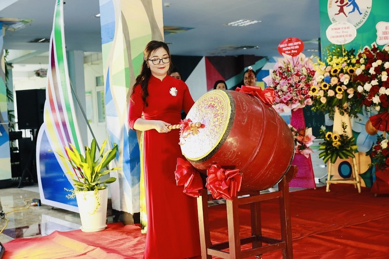 Cô Nguyễn Thị Kim Quy - Bí Thư chi Bộ Hiệu trưởng nhà trường Cô Nguyễn Thị Kim Quy - Bí Thư chi Bộ Hiệu trưởng nhà trường