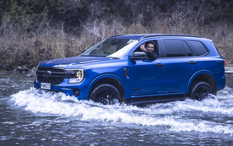 Giải đáp về cách lái xe qua vùng ngập nước