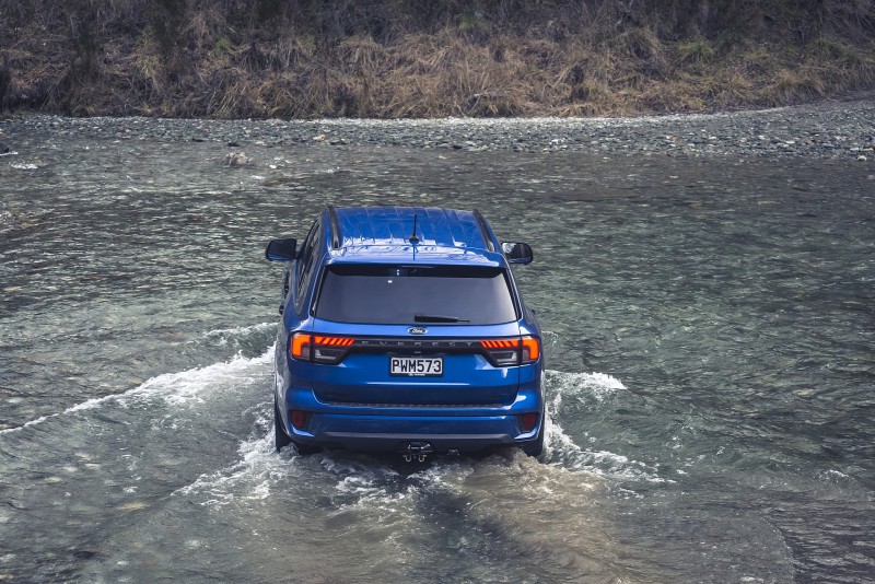 Giải đáp về cách lái xe qua vùng ngập nước