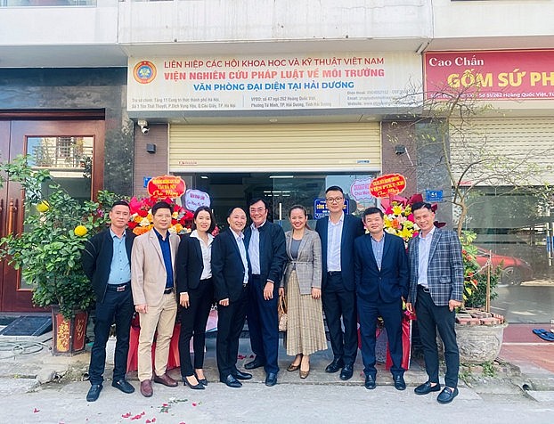 Lãnh đạo Viện, đại biểu cùng cán bộ nhân viên văn phòng đại diện Viện chụp hình lưu niệm Lãnh đạo Viện, đại biểu cùng cán bộ nhân viên văn phòng đại diện Viện chụp hình lưu niệm