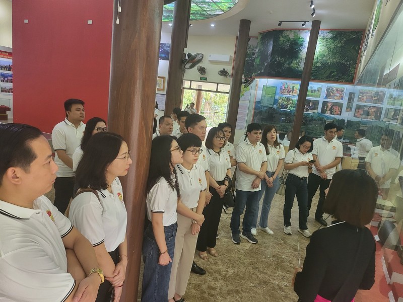 Hành trình về nguồn: Chi bộ Lớp K74 A15 Hành trình về nguồn: Chi bộ Lớp K74 A15