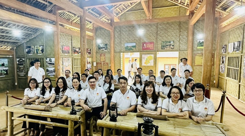 Hành trình về nguồn: Chi bộ Lớp K74 A15 Hành trình về nguồn: Chi bộ Lớp K74 A15