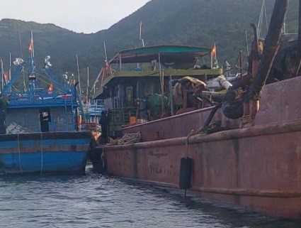 Vụ xử phạt sà lan ở Nha Trang: Tịch thu phương tiện là quá nặng? Vụ xử phạt sà lan ở Nha Trang: Tịch thu phương tiện là quá nặng?