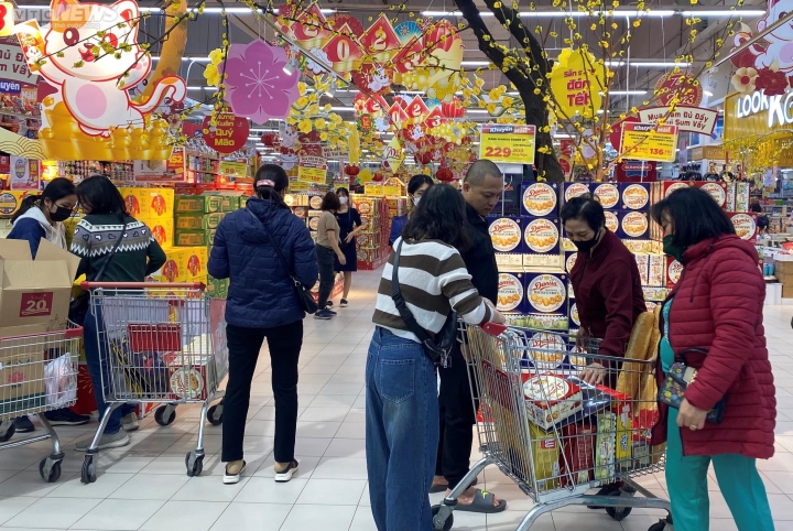 Người dân đua nhau sắm Tết, siêu thị Hà Nội đông đúc - 2