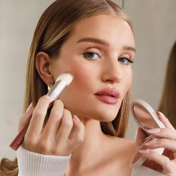 Phong cách trang điểm thanh lịch cho những buổi hẹn cuối năm Phong cách trang điểm thanh lịch cho những buổi hẹn cuối năm