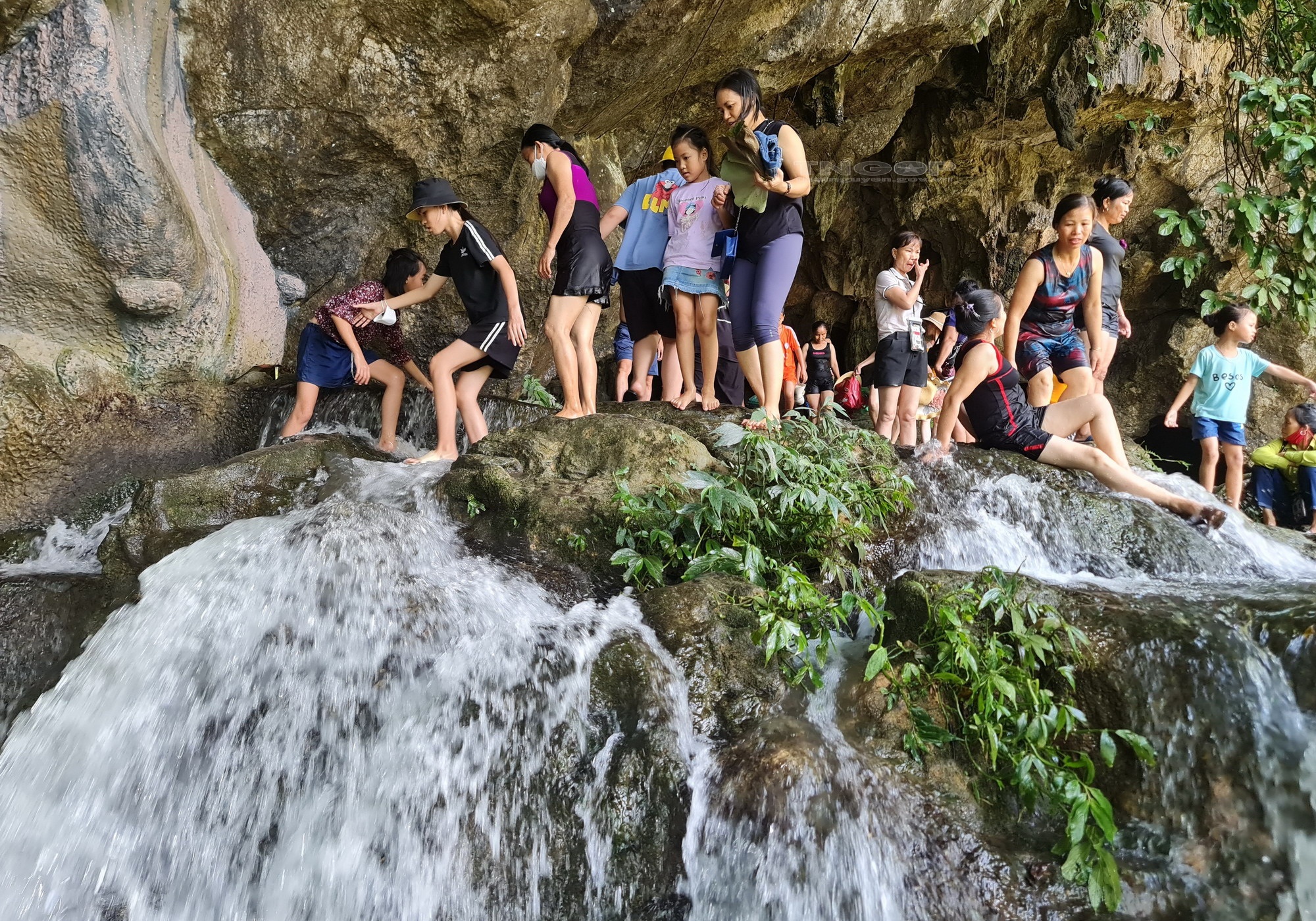 Hang Phượng Hoàng: Điểm du lịch sinh thái độc đáo Hang Phượng Hoàng: Điểm du lịch sinh thái độc đáo