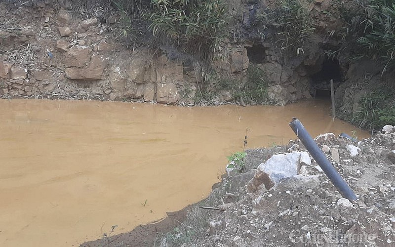 Nghệ An: Phạt 420 triệu đồng 2 mỏ quặng thiếc xả thải trực tiếp ra môi trường Nghệ An: Phạt 420 triệu đồng 2 mỏ quặng thiếc xả thải trực tiếp ra môi trường