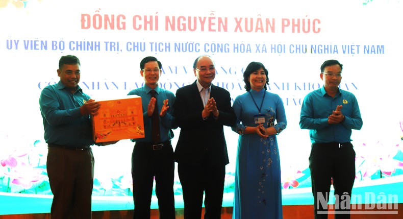 [Ảnh] Chủ tịch nước Nguyễn Xuân Phúc thăm, chúc Tết, tặng quà tại Đắk Lắk ảnh 4