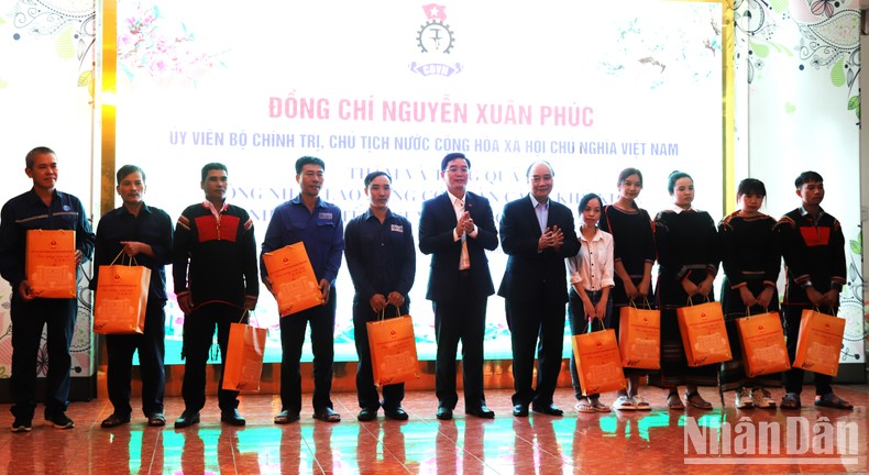 [Ảnh] Chủ tịch nước Nguyễn Xuân Phúc thăm, chúc Tết, tặng quà tại Đắk Lắk ảnh 5