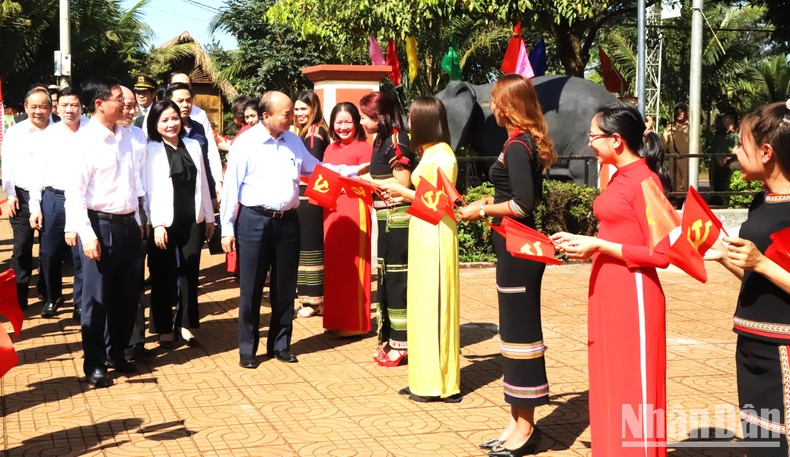 [Ảnh] Chủ tịch nước Nguyễn Xuân Phúc thăm, chúc Tết, tặng quà tại Đắk Lắk ảnh 6