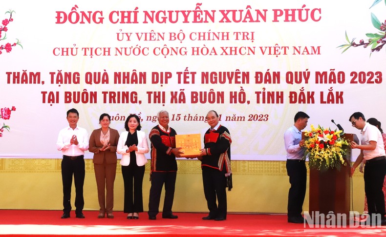 [Ảnh] Chủ tịch nước Nguyễn Xuân Phúc thăm, chúc Tết, tặng quà tại Đắk Lắk ảnh 9
