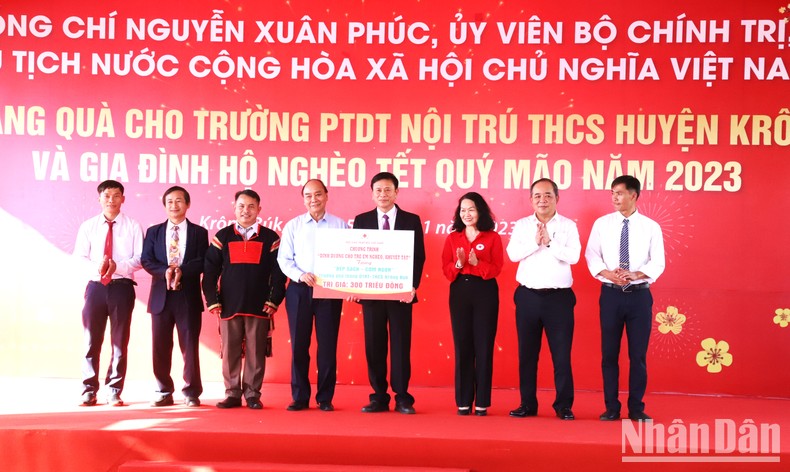 [Ảnh] Chủ tịch nước Nguyễn Xuân Phúc thăm, chúc Tết, tặng quà tại Đắk Lắk ảnh 14