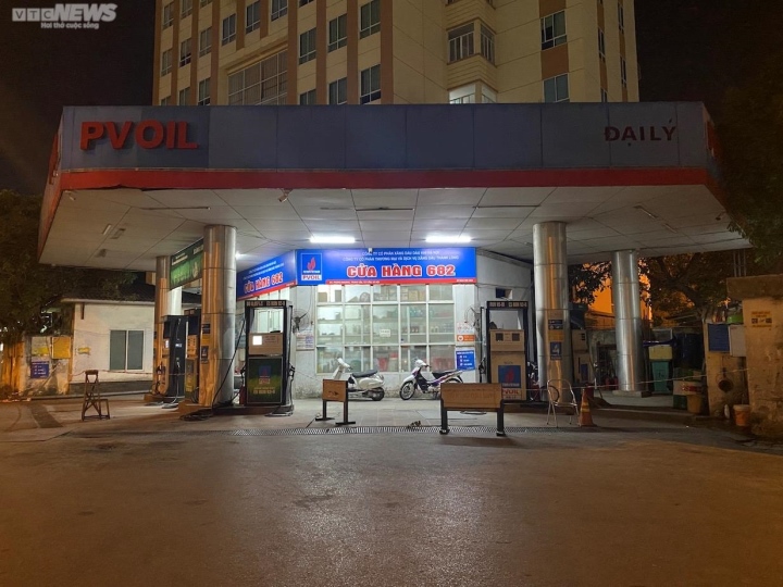 Sát ngày điều chỉnh giá, nhiều cây xăng ở Hà Nội cắm biển báo hết xăng Sát ngày điều chỉnh giá, nhiều cây xăng ở Hà Nội cắm biển báo hết xăng - 1