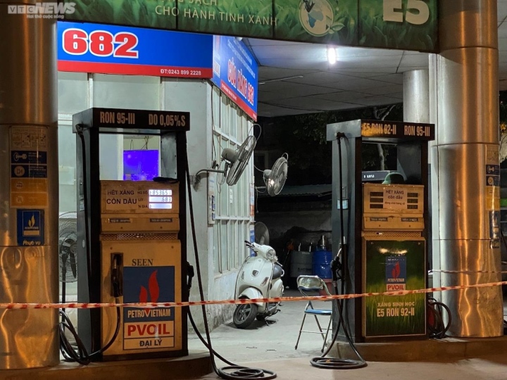 Sát ngày điều chỉnh giá, nhiều cây xăng ở Hà Nội cắm biển báo hết xăng Sát ngày điều chỉnh giá, nhiều cây xăng ở Hà Nội cắm biển báo hết xăng - 2