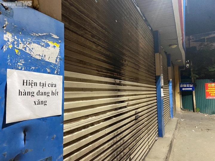 Sát ngày điều chỉnh giá, nhiều cây xăng ở Hà Nội cắm biển báo hết xăng Sát ngày điều chỉnh giá, nhiều cây xăng ở Hà Nội cắm biển báo hết xăng - 4