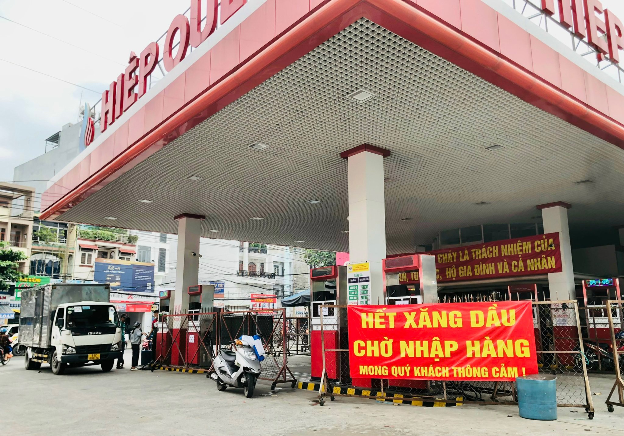 Tăng giá, tăng chiết khấu nhưng xăng dầu vẫn khan hàng  - ảnh 1